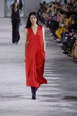 New York, Ny - 11 Şubat: Manken Tibi sonbahar 2018 Pier 17, 11 Şubat 2018 New York'ta giyen pist yürür.