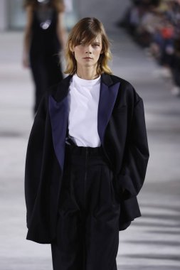 New York, Ny - 11 Şubat: Manken Tibi sonbahar 2018 Pier 17, 11 Şubat 2018 New York'ta giyen pist yürür.