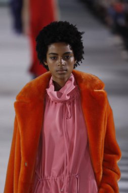 New York, Ny - 11 Şubat: Manken Tibi sonbahar 2018 Pier 17, 11 Şubat 2018 New York'ta giyen pist yürür.