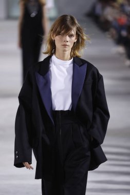 New York, Ny - 11 Şubat: Manken Tibi sonbahar 2018 Pier 17, 11 Şubat 2018 New York'ta giyen pist yürür.