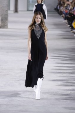 New York, Ny - 11 Şubat: Manken Tibi sonbahar 2018 Pier 17, 11 Şubat 2018 New York'ta giyen pist yürür.