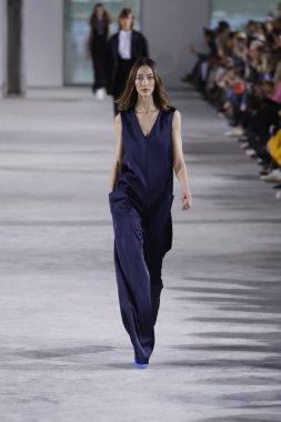 New York, Ny - 11 Şubat: Manken Tibi sonbahar 2018 Pier 17, 11 Şubat 2018 New York'ta giyen pist yürür.