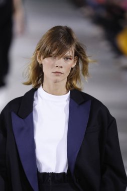 New York, Ny - 11 Şubat: Manken Tibi sonbahar 2018 Pier 17, 11 Şubat 2018 New York'ta giyen pist yürür.