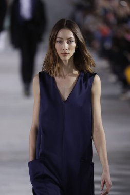 New York, Ny - 11 Şubat: Manken Tibi sonbahar 2018 Pier 17, 11 Şubat 2018 New York'ta giyen pist yürür.