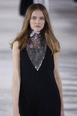 New York, Ny - 11 Şubat: Manken Tibi sonbahar 2018 Pier 17, 11 Şubat 2018 New York'ta giyen pist yürür.