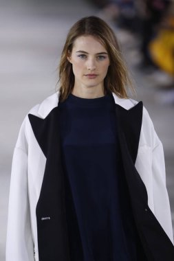 New York, Ny - 11 Şubat: Manken Tibi sonbahar 2018 Pier 17, 11 Şubat 2018 New York'ta giyen pist yürür.