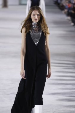 New York, Ny - 11 Şubat: Manken Tibi sonbahar 2018 Pier 17, 11 Şubat 2018 New York'ta giyen pist yürür.