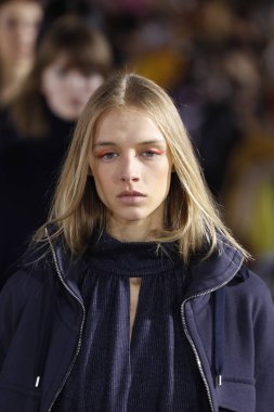 New York, Ny - 11 Şubat: Modelleri yürüyüş Tibi sonbahar 2018 Pier 17, 11 Şubat 2018 New York'ta giyen pist final.