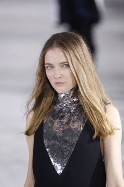 New York, Ny - 11 Şubat: Manken Tibi sonbahar 2018 Pier 17, 11 Şubat 2018 New York'ta giyen pist yürür.