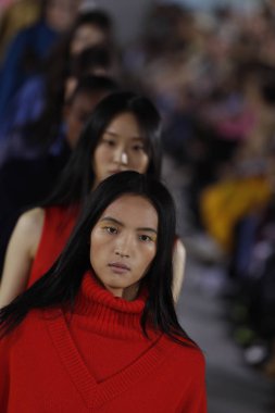 New York, Ny - 11 Şubat: Modelleri yürüyüş Tibi sonbahar 2018 Pier 17, 11 Şubat 2018 New York'ta giyen pist final.