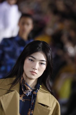 New York, Ny - 11 Şubat: Modelleri yürüyüş Tibi sonbahar 2018 Pier 17, 11 Şubat 2018 New York'ta giyen pist final.