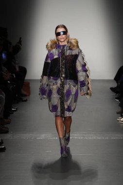 New York, Ny - Şubat 10: Manken Custo Barcelona defile pist üzerinde 10 Şubat 2018 New York moda haftası sırasında New York'ta yürür. 