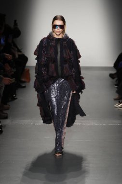 New York, Ny - Şubat 10: Manken Custo Barcelona defile pist üzerinde 10 Şubat 2018 New York moda haftası sırasında New York'ta yürür. 