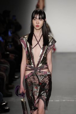 New York, Ny - Şubat 10: Manken Custo Barcelona defile pist üzerinde 10 Şubat 2018 New York moda haftası sırasında New York'ta yürür. 