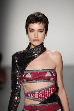 New York, Ny - Şubat 10: Manken Custo Barcelona defile pist üzerinde 10 Şubat 2018 New York moda haftası sırasında New York'ta yürür. 