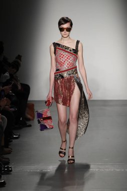 New York, Ny - Şubat 10: Manken Custo Barcelona defile pist üzerinde 10 Şubat 2018 New York moda haftası sırasında New York'ta yürür. 