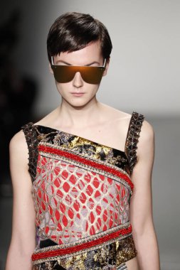 New York, Ny - Şubat 10: Manken Custo Barcelona defile pist üzerinde 10 Şubat 2018 New York moda haftası sırasında New York'ta yürür. 