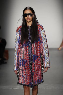 New York, Ny - Şubat 10: Manken Custo Barcelona defile pist üzerinde 10 Şubat 2018 New York moda haftası sırasında New York'ta yürür. 