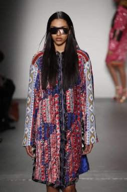 New York, Ny - Şubat 10: Manken Custo Barcelona defile pist üzerinde 10 Şubat 2018 New York moda haftası sırasında New York'ta yürür. 