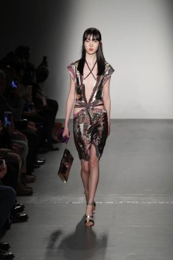 New York, Ny - Şubat 10: Manken Custo Barcelona defile pist üzerinde 10 Şubat 2018 New York moda haftası sırasında New York'ta yürür. 