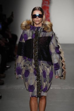 New York, Ny - Şubat 10: Manken Custo Barcelona defile pist üzerinde 10 Şubat 2018 New York moda haftası sırasında New York'ta yürür. 