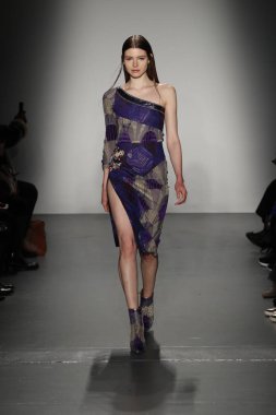 New York, Ny - Şubat 10: Manken Custo Barcelona defile pist üzerinde 10 Şubat 2018 New York moda haftası sırasında New York'ta yürür. 