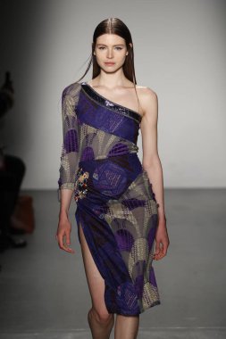 New York, Ny - Şubat 10: Manken Custo Barcelona defile pist üzerinde 10 Şubat 2018 New York moda haftası sırasında New York'ta yürür. 