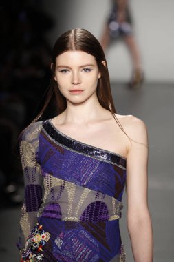 New York, Ny - Şubat 10: Manken Custo Barcelona defile pist üzerinde 10 Şubat 2018 New York moda haftası sırasında New York'ta yürür. 