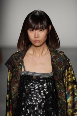 New York, Ny - Şubat 10: Manken Custo Barcelona defile pist üzerinde 10 Şubat 2018 New York moda haftası sırasında New York'ta yürür. 