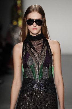 New York, Ny - Şubat 10: Manken Custo Barcelona defile pist üzerinde 10 Şubat 2018 New York moda haftası sırasında New York'ta yürür. 