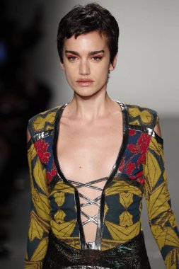 New York, Ny - Şubat 10: Manken Custo Barcelona defile pist üzerinde 10 Şubat 2018 New York moda haftası sırasında New York'ta yürür. 