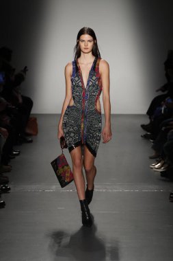 New York, Ny - Şubat 10: Manken Custo Barcelona defile pist üzerinde 10 Şubat 2018 New York moda haftası sırasında New York'ta yürür. 