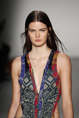 New York, Ny - Şubat 10: Manken Custo Barcelona defile pist üzerinde 10 Şubat 2018 New York moda haftası sırasında New York'ta yürür. 