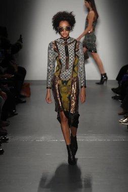 New York, Ny - Şubat 10: Manken Custo Barcelona defile pist üzerinde 10 Şubat 2018 New York moda haftası sırasında New York'ta yürür. 