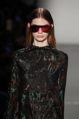 New York, Ny - Şubat 10: Manken Custo Barcelona defile pist üzerinde 10 Şubat 2018 New York moda haftası sırasında New York'ta yürür. 