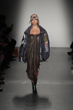 New York, Ny - Şubat 10: Manken Custo Barcelona defile pist üzerinde 10 Şubat 2018 New York moda haftası sırasında New York'ta yürür. 