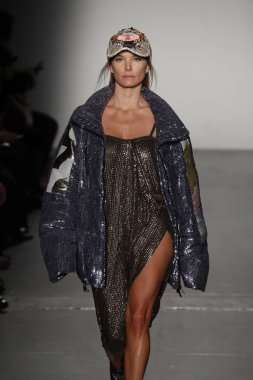 New York, Ny - Şubat 10: Manken Custo Barcelona defile pist üzerinde 10 Şubat 2018 New York moda haftası sırasında New York'ta yürür. 