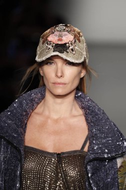 New York, Ny - Şubat 10: Manken Custo Barcelona defile pist üzerinde 10 Şubat 2018 New York moda haftası sırasında New York'ta yürür. 