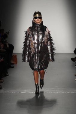 New York, Ny - Şubat 10: Manken Custo Barcelona defile pist üzerinde 10 Şubat 2018 New York moda haftası sırasında New York'ta yürür. 