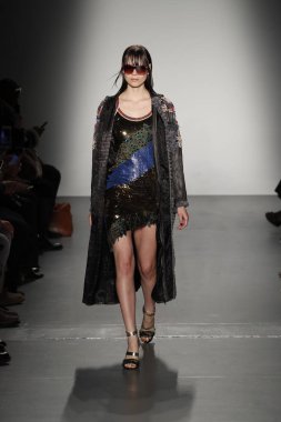 New York, Ny - Şubat 10: Manken Custo Barcelona defile pist üzerinde 10 Şubat 2018 New York moda haftası sırasında New York'ta yürür. 