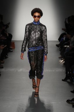 New York, Ny - Şubat 10: Manken Custo Barcelona defile pist üzerinde 10 Şubat 2018 New York moda haftası sırasında New York'ta yürür. 