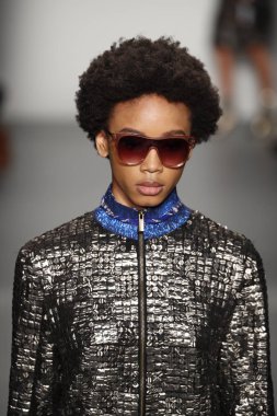 New York, Ny - Şubat 10: Manken Custo Barcelona defile pist üzerinde 10 Şubat 2018 New York moda haftası sırasında New York'ta yürür. 