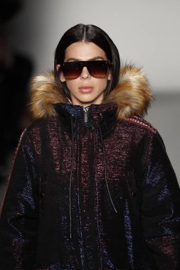 New York, Ny - Şubat 10: Manken Custo Barcelona defile pist üzerinde 10 Şubat 2018 New York moda haftası sırasında New York'ta yürür. 