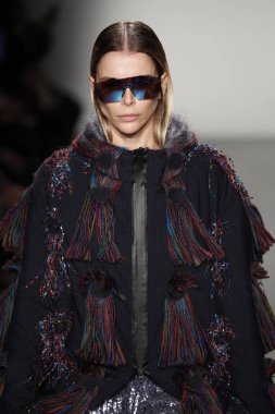 New York, Ny - Şubat 10: Manken Custo Barcelona defile pist üzerinde 10 Şubat 2018 New York moda haftası sırasında New York'ta yürür. 