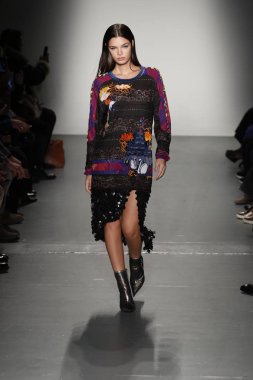 New York, Ny - Şubat 10: Manken Custo Barcelona defile pist üzerinde 10 Şubat 2018 New York moda haftası sırasında New York'ta yürür. 