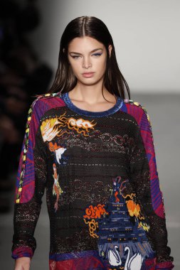 New York, Ny - Şubat 10: Manken Custo Barcelona defile pist üzerinde 10 Şubat 2018 New York moda haftası sırasında New York'ta yürür. 