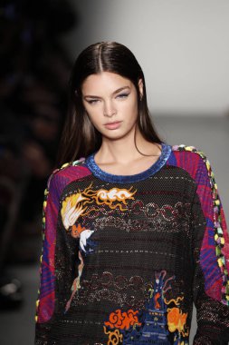 New York, Ny - Şubat 10: Manken Custo Barcelona defile pist üzerinde 10 Şubat 2018 New York moda haftası sırasında New York'ta yürür. 