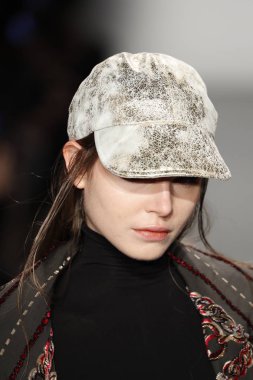 New York, Ny - Şubat 10: Manken Custo Barcelona defile pist üzerinde 10 Şubat 2018 New York moda haftası sırasında New York'ta yürür. 