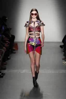 New York, Ny - Şubat 10: Manken Custo Barcelona defile pist üzerinde 10 Şubat 2018 New York moda haftası sırasında New York'ta yürür. 