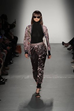 New York, Ny - Şubat 10: Manken Custo Barcelona defile pist üzerinde 10 Şubat 2018 New York moda haftası sırasında New York'ta yürür. 